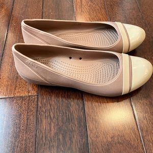Crocs caramel/beige cap toe ballet flat size 8